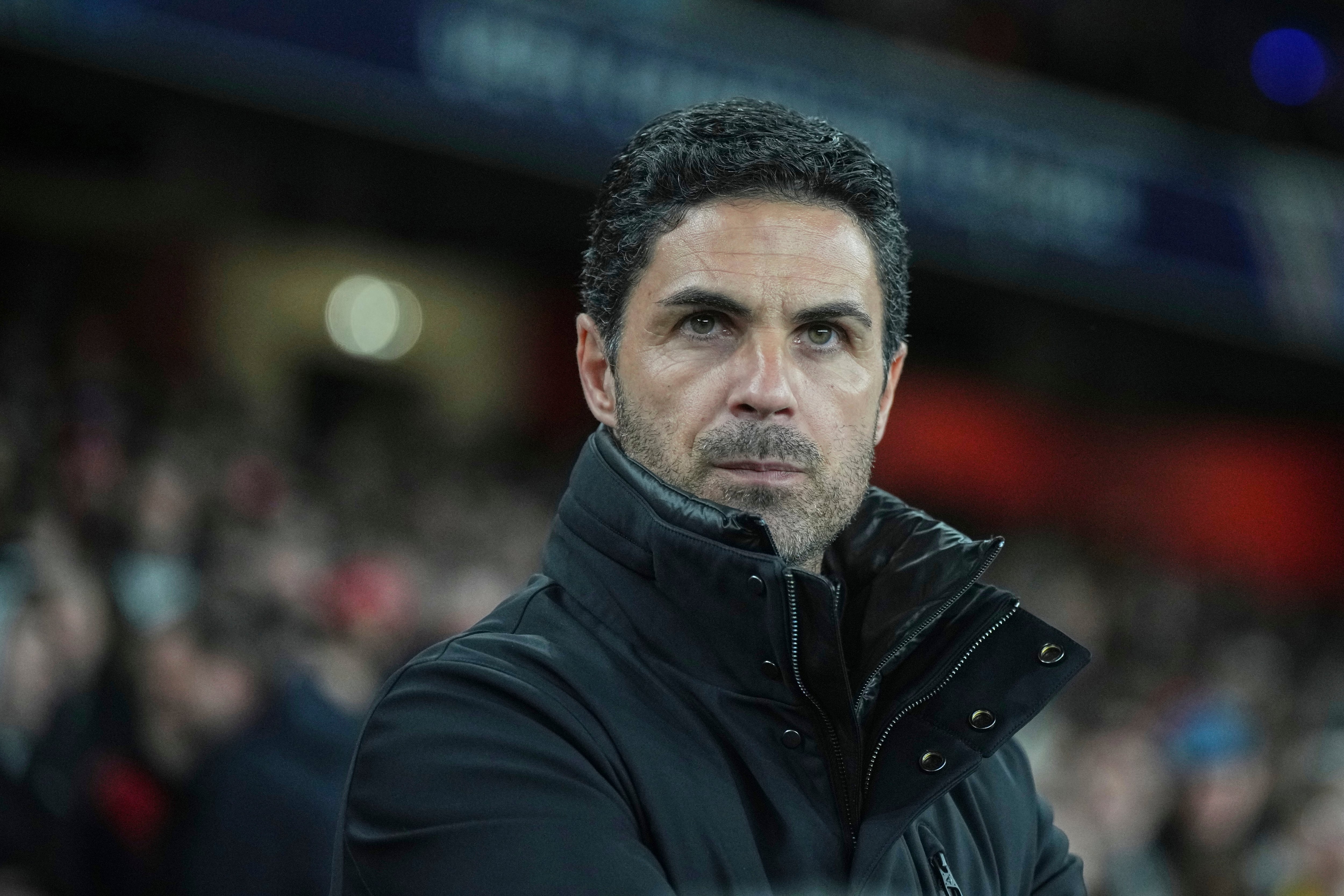 El técnico del Arsenal Mikel Arteta espera para el inicio del encuentro de octavos de final de la Liga de Campeones ante el PSV el miércoles 12 de marzo del 2025. (AP Foto/Alastair Grant)