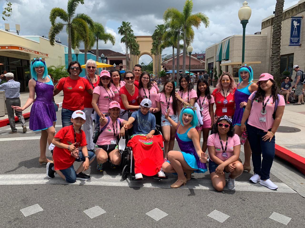 Rocío Saíz recauda dinero a través del alquiler de vestidos de novias para llevar a niños colombianos con cáncer a conocer paisajes soñados.