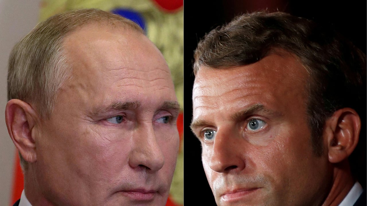 El mandatario francés intercede con Rusia por petición del presidente Volodímir Zelenski de Ucrania.(Foto de Mikhail Klimentyev y GONZALO FUENTES / varias fuentes / AFP)
