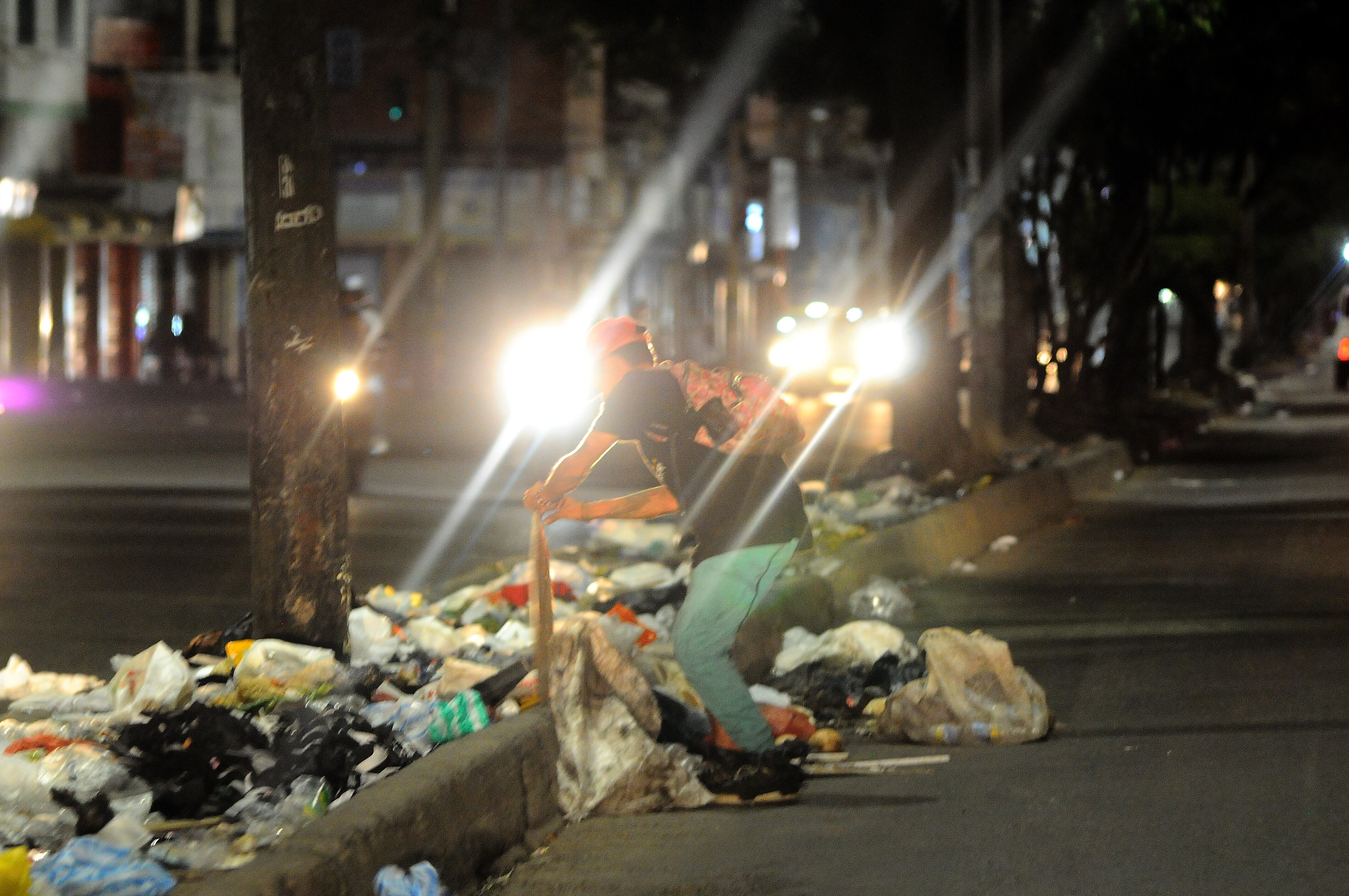 Cali: Ante la problemática del manejo de las basuras en ciudad, el alcalde genera gran polémica vía redes por el tema de la recolección de las basuras.  foto José L Guzmán. El País, agosto 9-23.