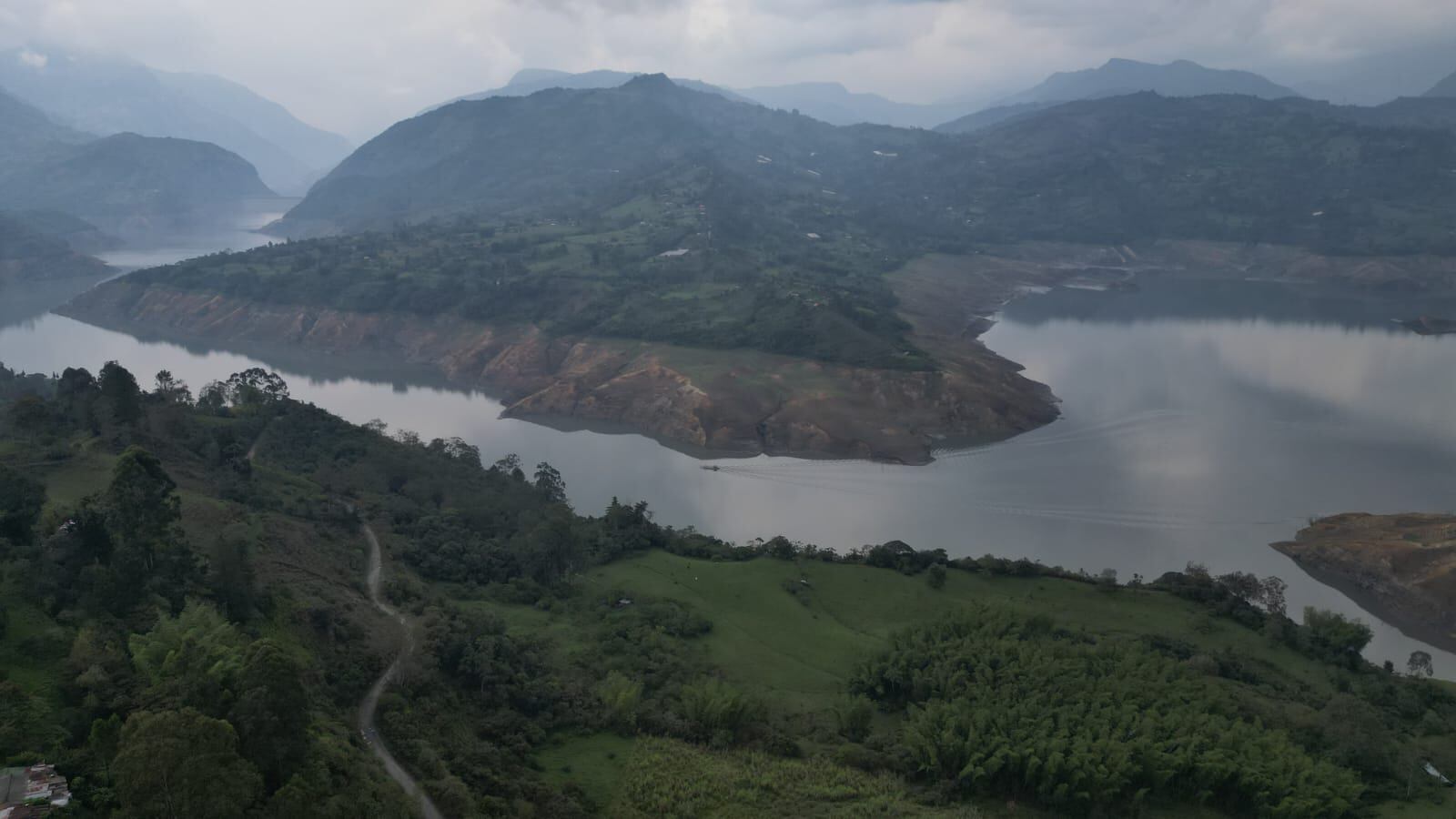 El embalse del Guavio alimenta la Central Hidroeléctrica del Guavio