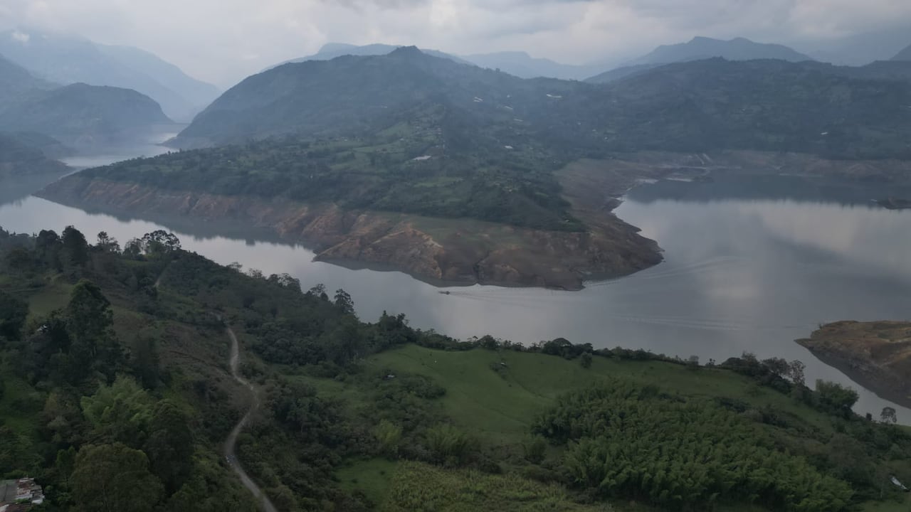 El embalse del Guavio alimenta la Central Hidroeléctrica del Guavio