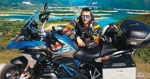Sebastián Múnera junto a la moto BMW Gs1200 en la que atravesó el sureste de Europa