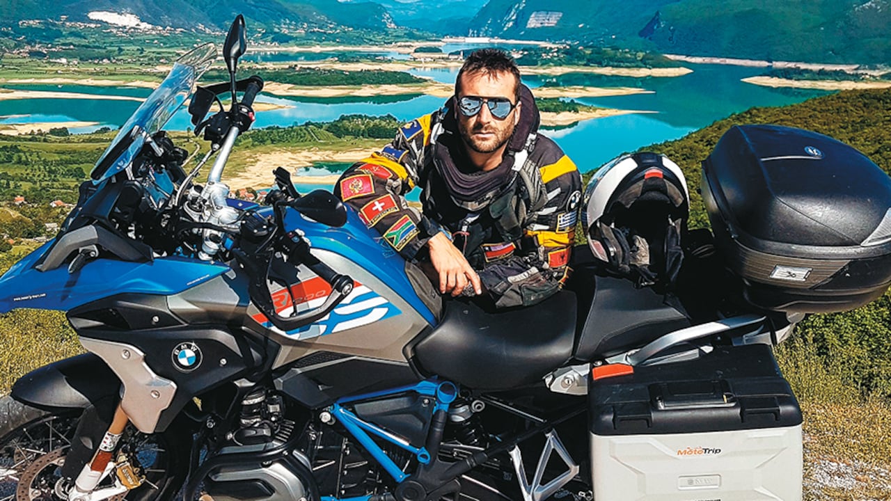 Sebastián Múnera junto a la moto BMW Gs1200 en la que atravesó el sureste de Europa