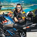 Sebastián Múnera junto a la moto BMW Gs1200 en la que atravesó el sureste de Europa