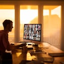 Las frecuentes reuniones por Zoom favorecen la falta de concentración y no ofrecen la interacción social que el cerebro necesita para el pleno desarrollo de sus habilidades.