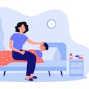 Mamá triste sentada cerca de la ilustración de vector plano de niño enfermo. Niño enfermo de dibujos animados acostado en la cama debajo de una manta y que sufre de gripe o resfriado. Concepto de fiebre y cuidado de la madre