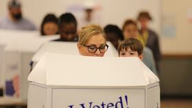 La senadora estadounidense Darline Graham, republicana por Carolina del Sur, vota acompañada por su nieto en Lexington, Carolina del Sur, el jueves 29 de octubre de 2026 (Foto AP/Jeffrey Collins)