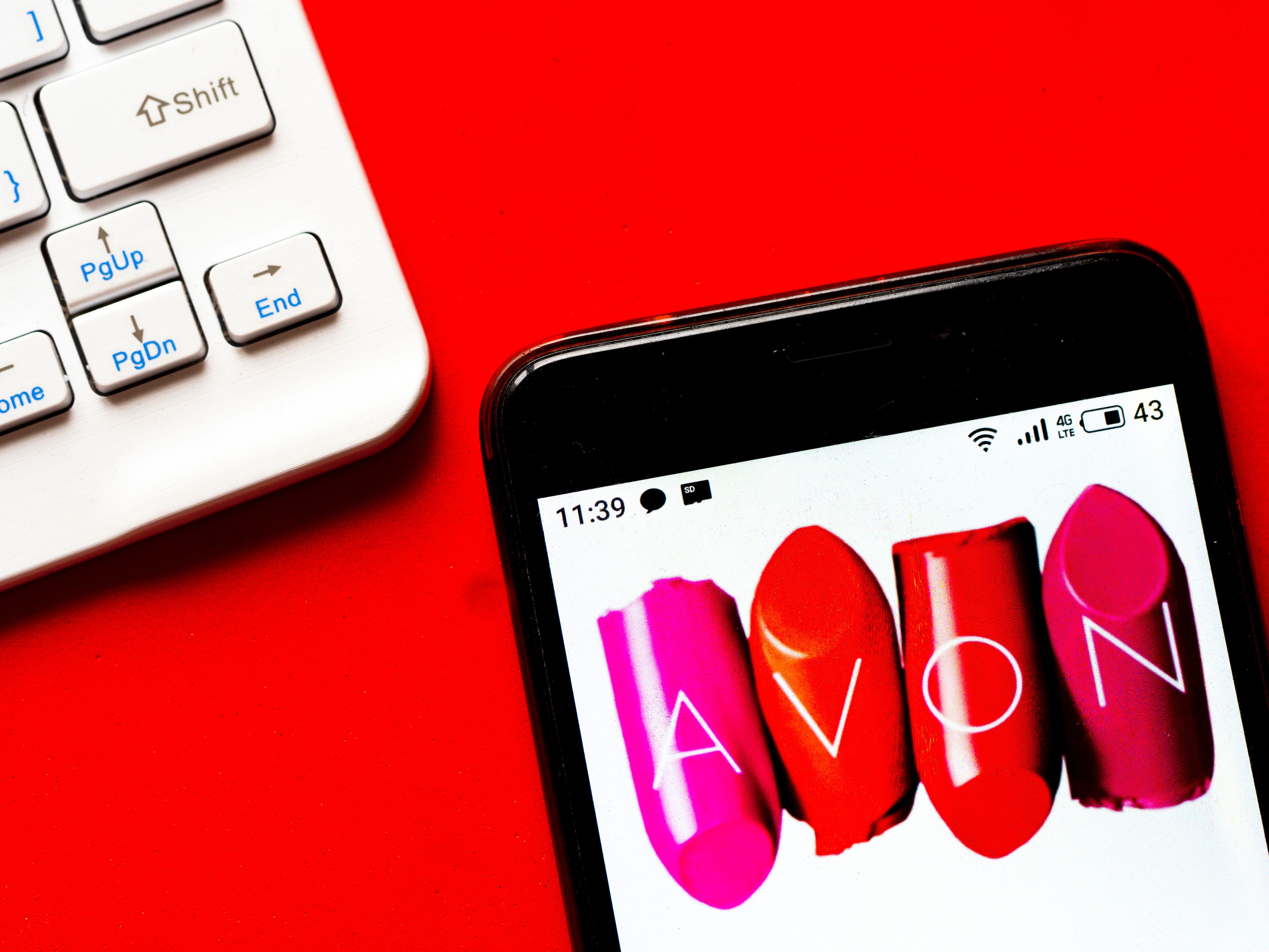 Avon es una empresa especializada en cosméticos, perfumes y joyería.