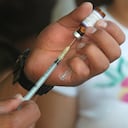 Imagen de referencia. Un enfermero prepara una dosis de vacuna contra el sarampión.