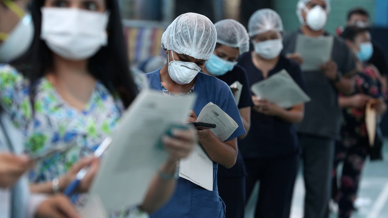 El Ministerio de Salud peruano insta a sus ciudadanos que completen sus esquemas de vacunación.