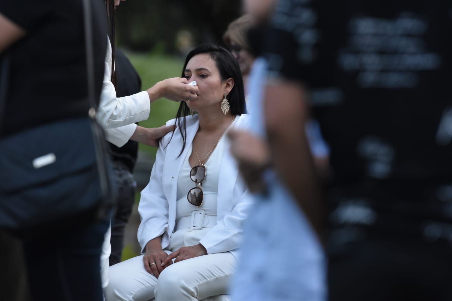 Honras Fúnebres Darío Gómez, familiares en el cementerio Campos de Paz