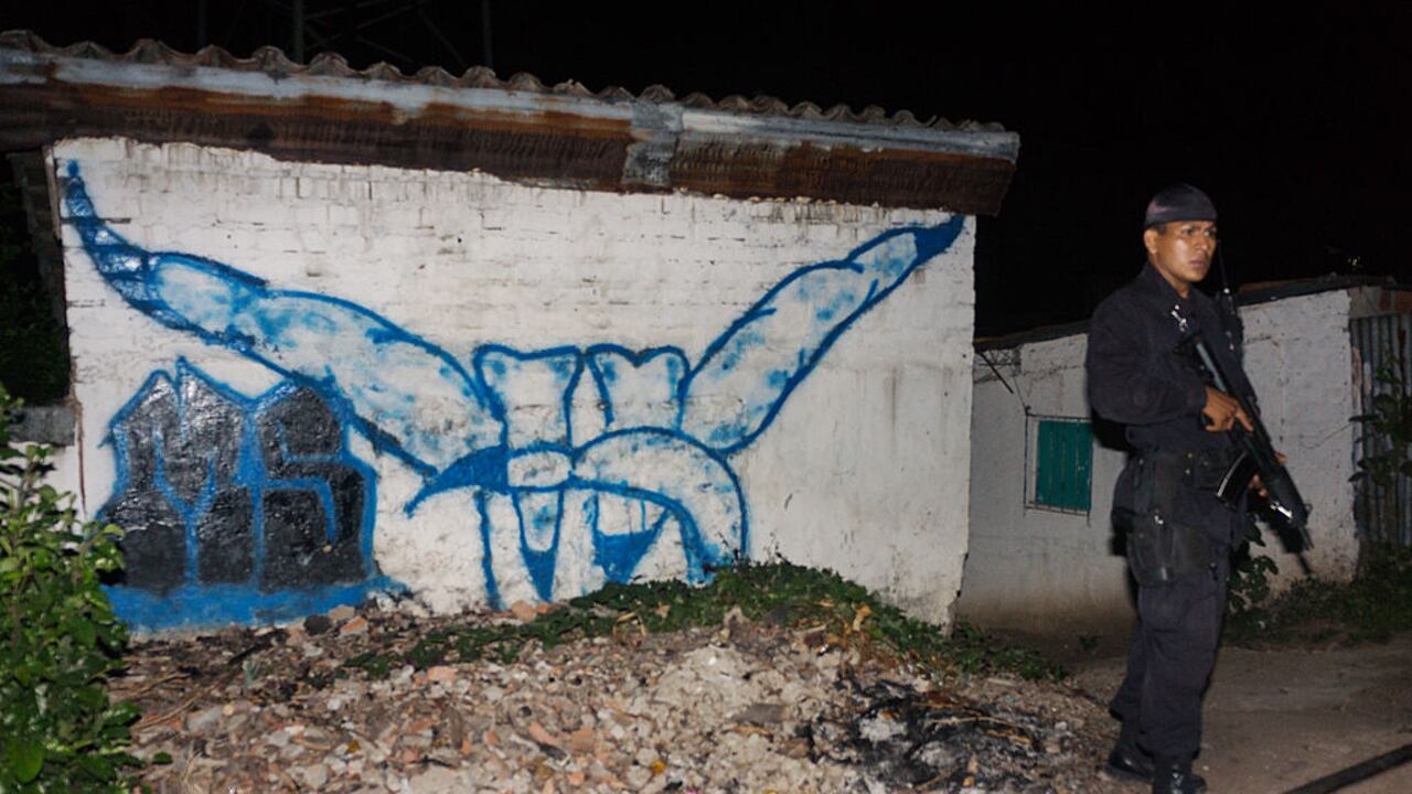 Las dos principales pandillas callejeras de El Salvador se conocen como 'Mara Salvatruchas' (MS-13) y 'Barrio18' (M18). Durante casi veinte años, estas pandillas se han enfrentado entre sí. (Photo by Giles Clarke/Getty Images.)
