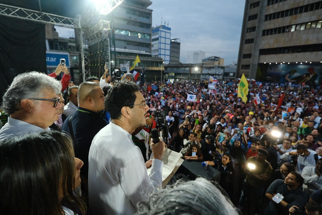 El candidato Iván Cepeda participó en un acto en Cali que reunió a más de 6.000 personas.