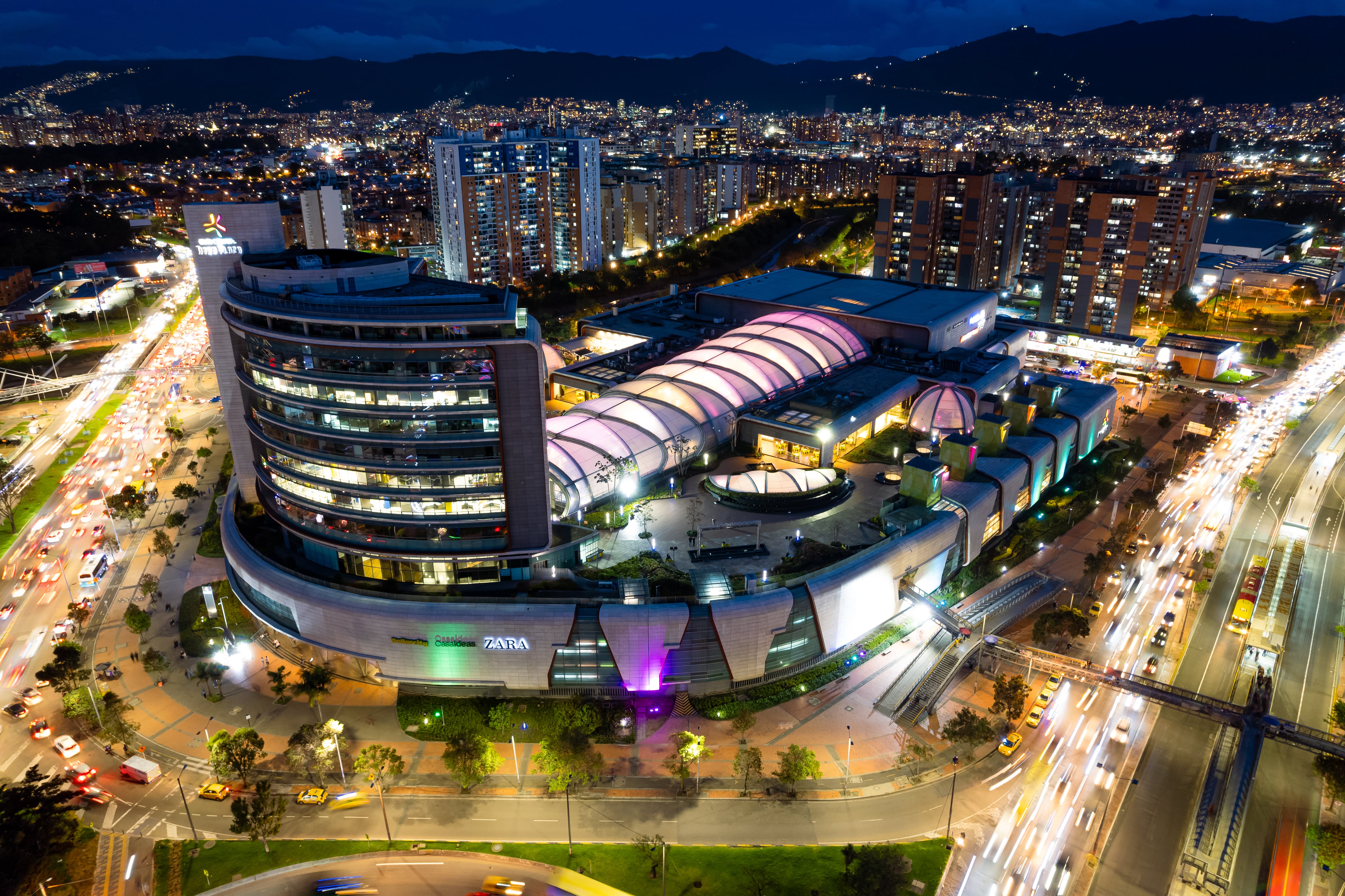 Titán Plaza Centro Comercial y Empresarial tiene  46,5 millones de visitas al año.