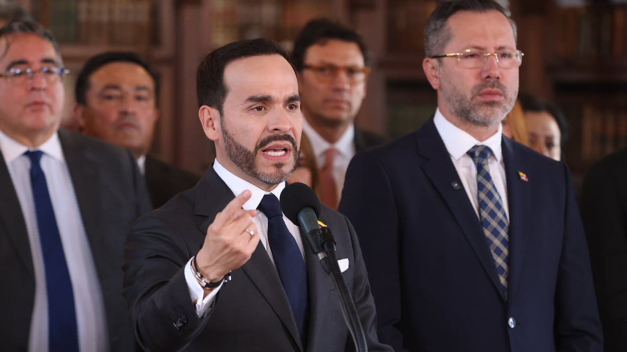 De La Espriella se reunió con el sector asegurador, principalmente con representantes de Fasecolda, con el objetivo de coordinar la reconstrucción de Colombia después del terremoto del 10 de agosto.
19 de agosto de 2026.