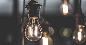 Viaje relámpago por la historia del servicio de energía en Colombia. Desde las antorchas hasta el sistema eléctrico que hoy llega al 97 por ciento del territorio.