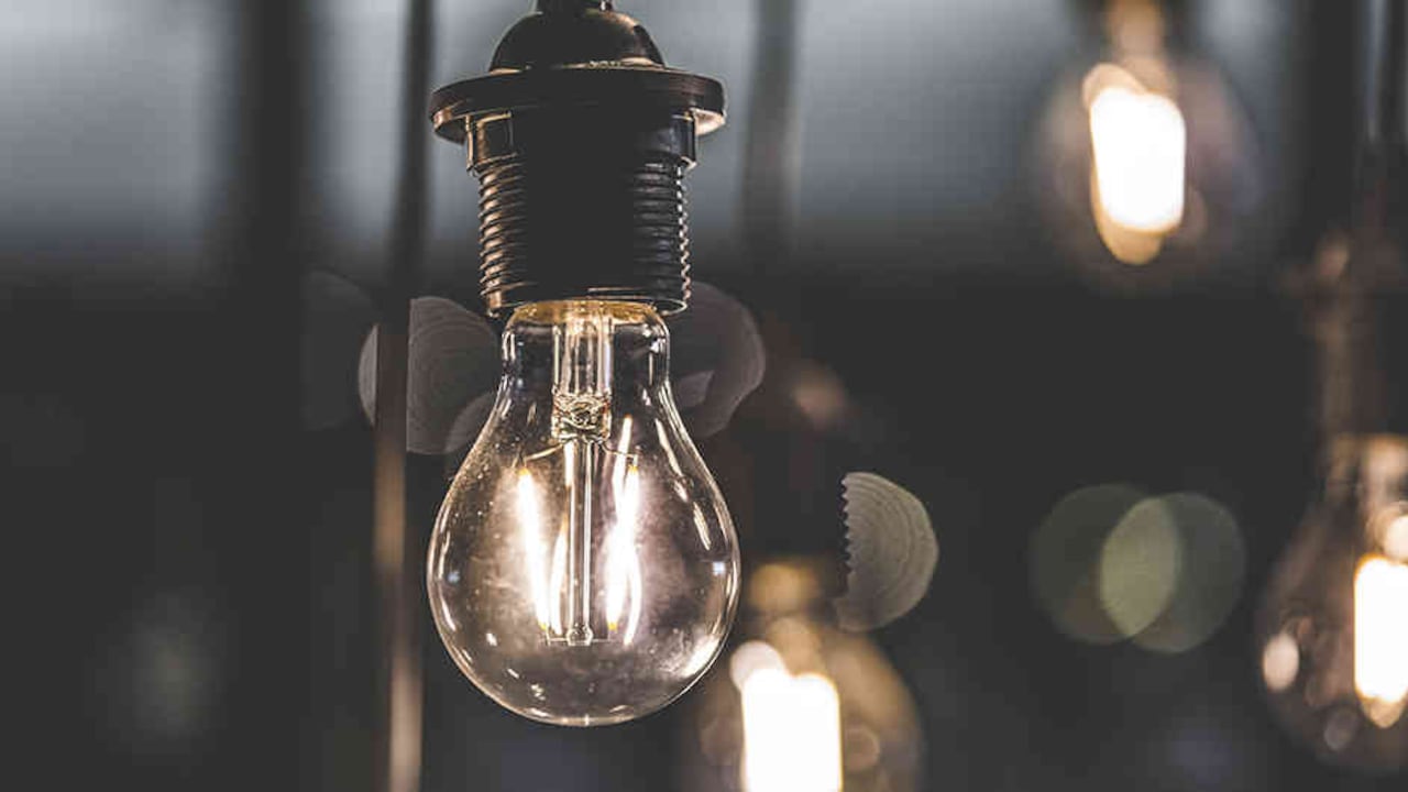 Viaje relámpago por la historia del servicio de energía en Colombia. Desde las antorchas hasta el sistema eléctrico que hoy llega al 97 por ciento del territorio.