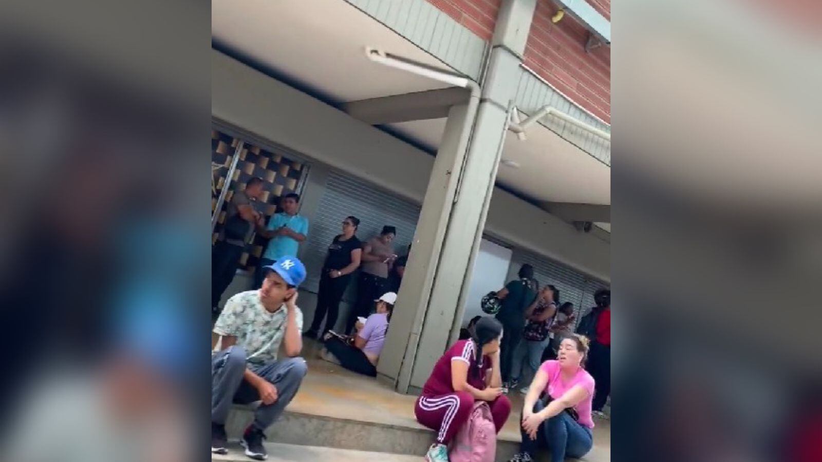 Larga fila en el Banco Agrario para reclamar el dinero.