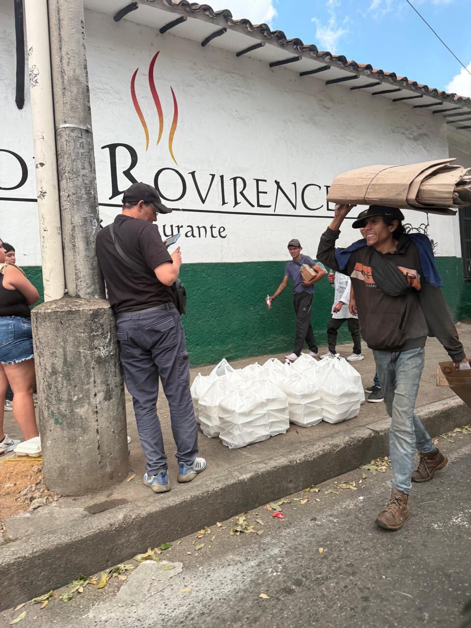 En redes sociales advirtieron que el gobierno estaría apoyando con almuerzos a los asistentes a la concentración del presidente Gustavo Petro en Bucaramanga.