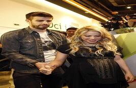 Shakira y Piqué luego de la presentación del libro del papá de la cantante. Una de las pocas fotografías de la artista en estado avanzado de embarazo. (EFE)