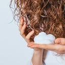 La mascarilla que ayuda a fortalecer el cabello y cerrar las puntas abiertas.