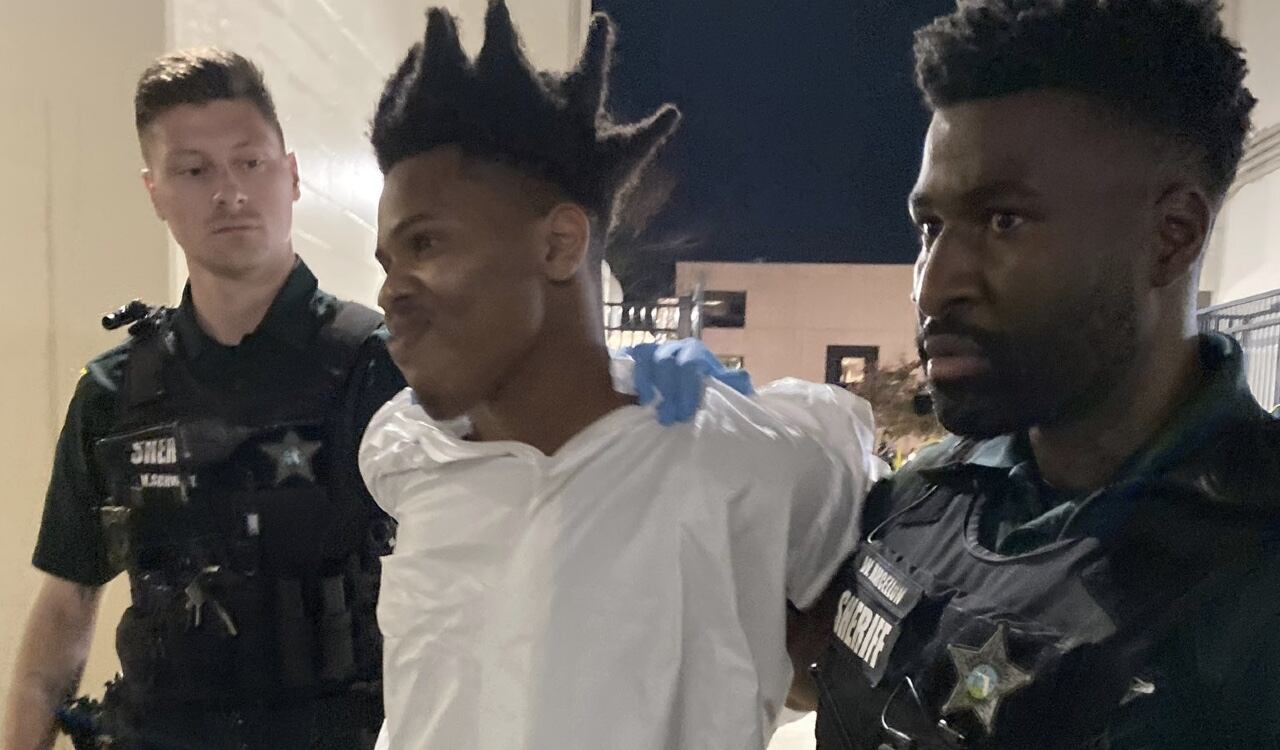 Keith Melvin Moses es capturado por las autoridades de Florida y se reía mientras era trasladado a una celda.