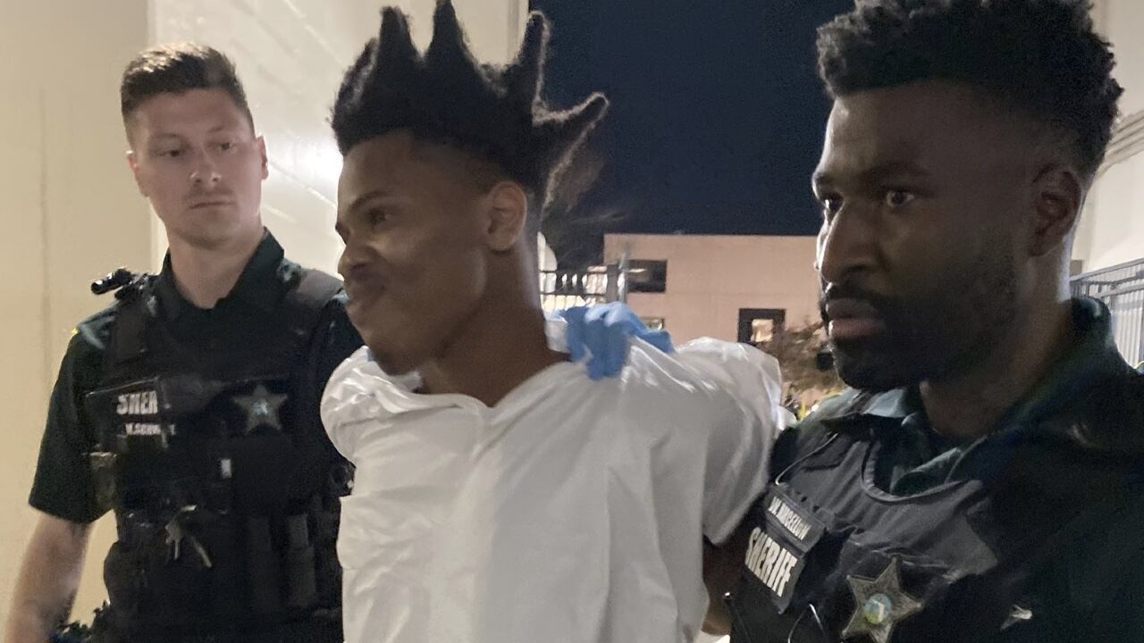 Keith Melvin Moses es capturado por las autoridades de Florida y se reía mientras era trasladado a una celda.