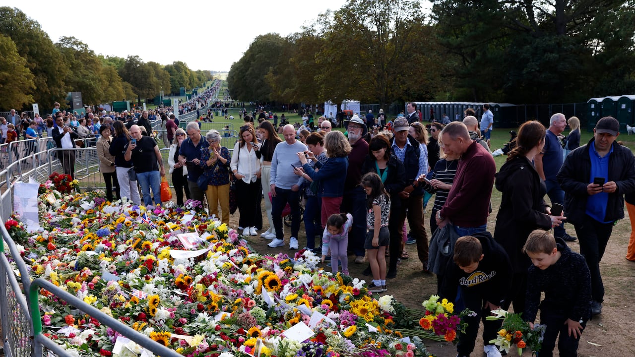 Como tributo a la monarca británica más longeva, los londinenses dejaron un enorme volumen de flores en los parques de la capital.