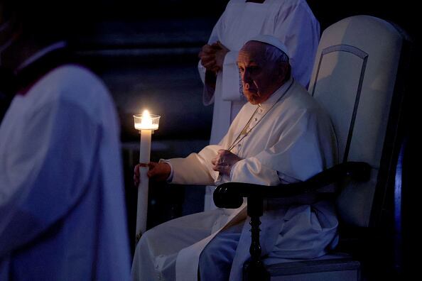 El papa Francisco sostiene el Cirio Pascual durante la liturgia de la luz.