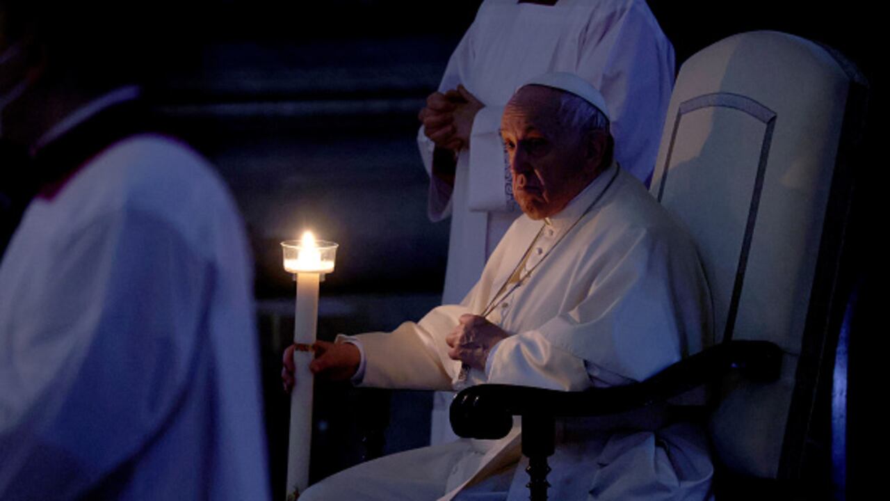 El papa Francisco sostiene el Cirio Pascual durante la liturgia de la luz.