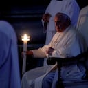 El papa Francisco sostiene el Cirio Pascual durante la liturgia de la luz.