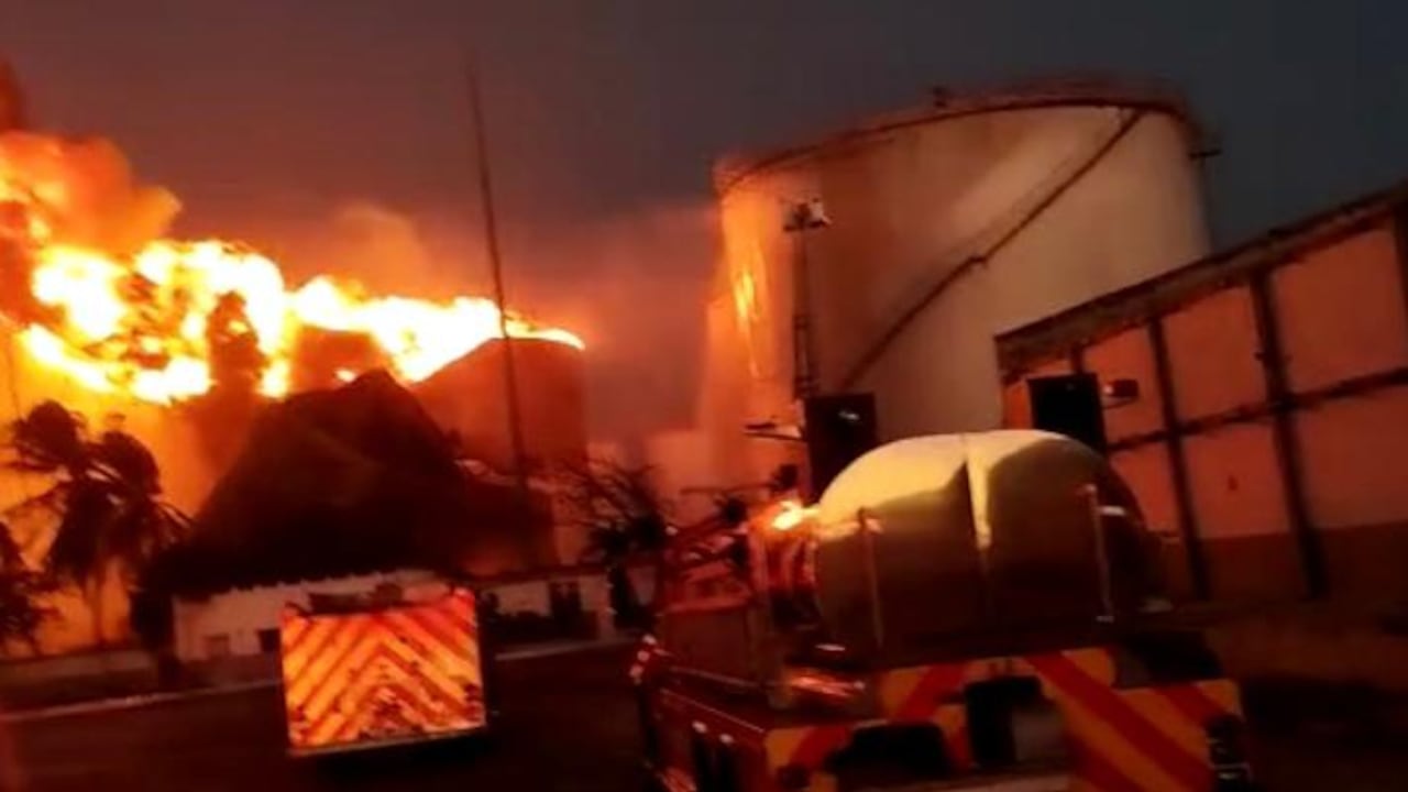 Segundo día de incendio en Barranquilla.