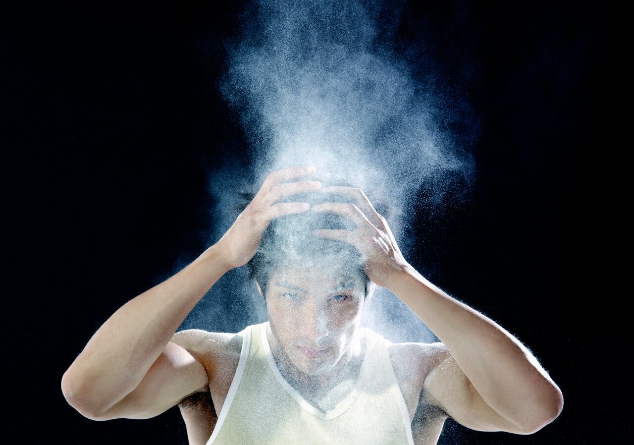 Pon fin a la caspa con estos efectivos remedios naturales para el cabello.