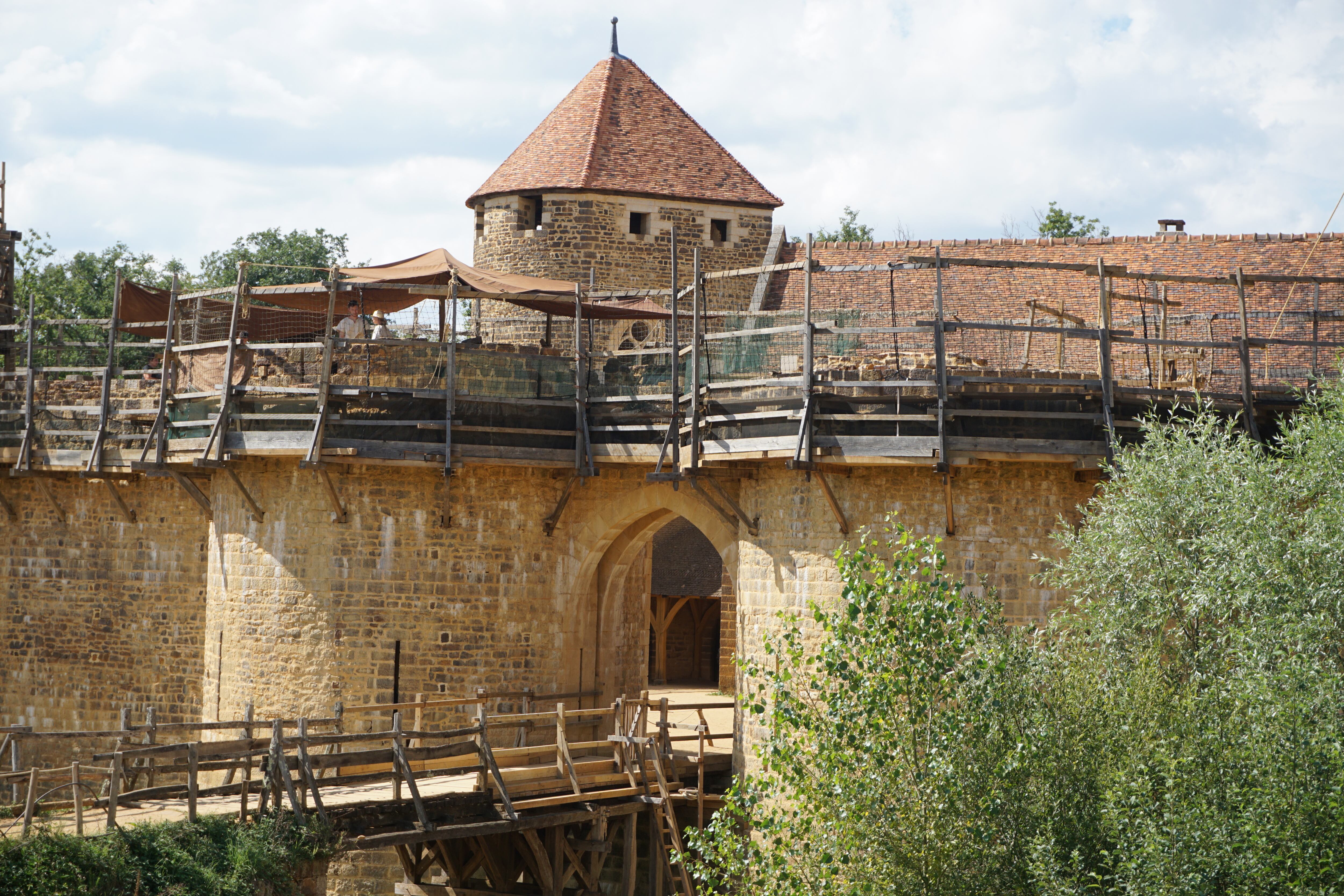 La puerta principal del castillo en construcción.