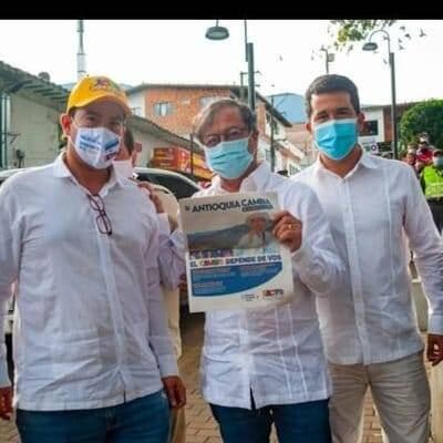 Los hermanos Llinás Chica junto a Gustavo Petro.
