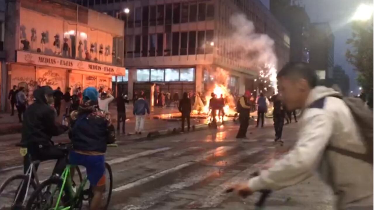 Vándalos bloquean vías en el centro de Bogotá