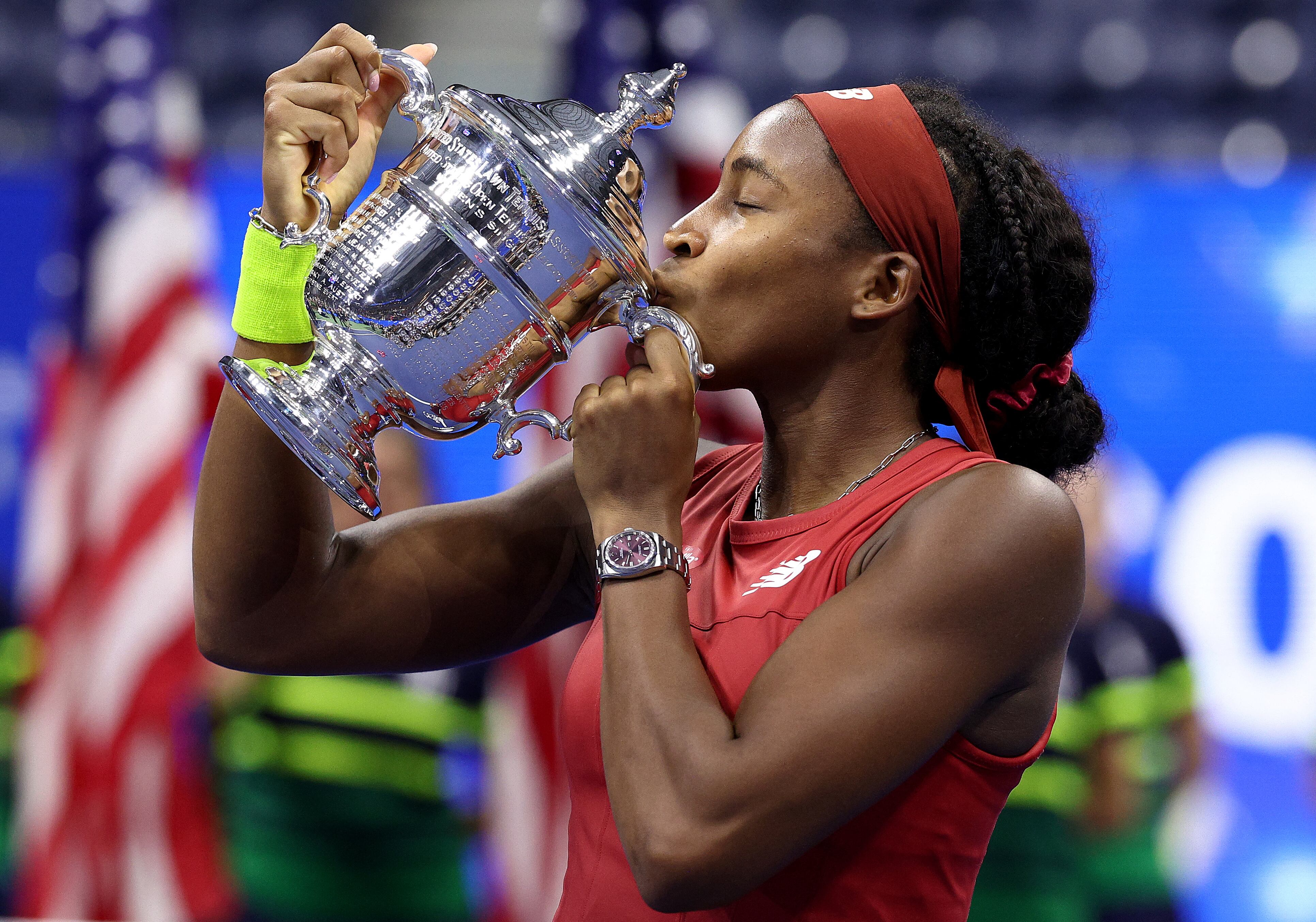 Coco Gauff de Estados Unidos celebra después de derrotar a Aryna Sabalenka de Bielorrusia en su partido final individual femenino.