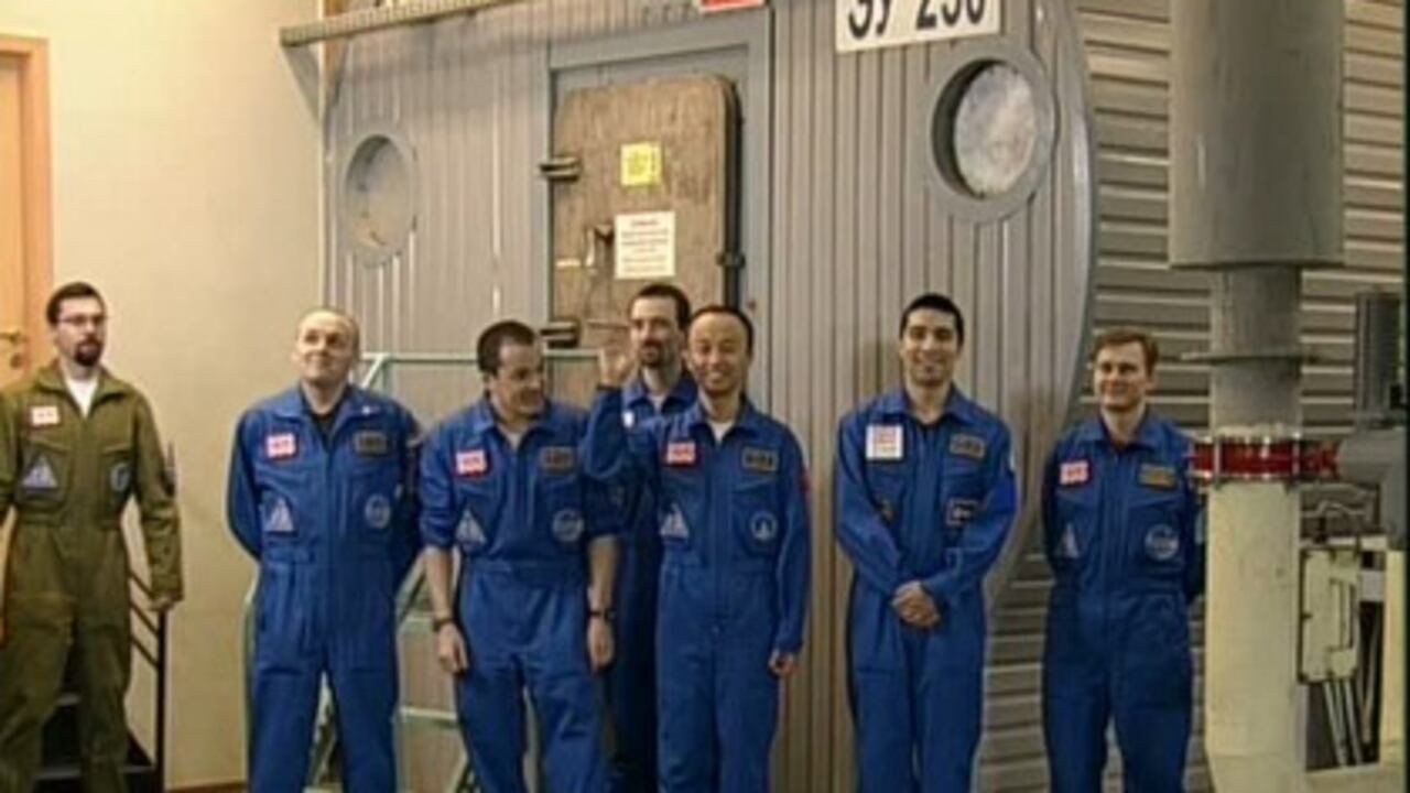 Los seis voluntarios posan a su salida del simulador.