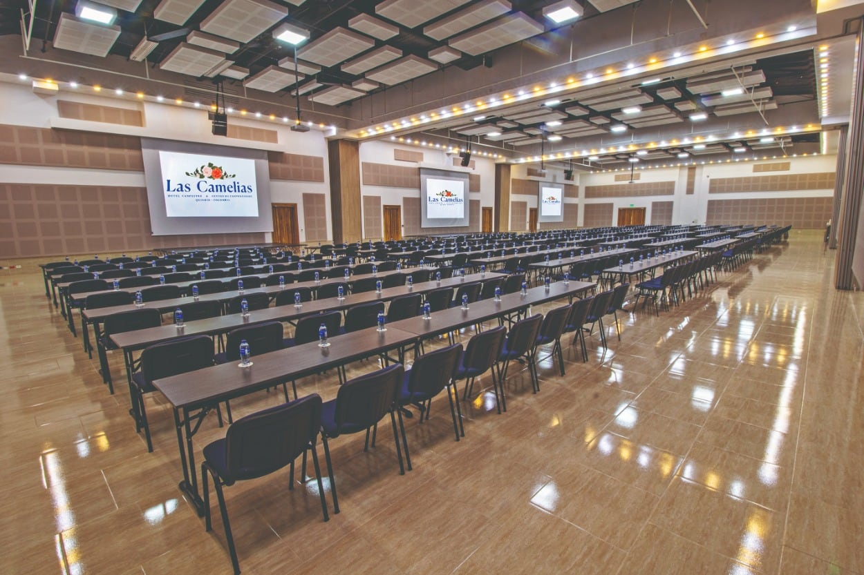 El Hotel cuenta con dos grandes recintos: el primero es el Centro de Convenciones Las Camelias, que puede recibir a 1.400 personas en diferentes espacios cerrados. El segundo es el salón Quindío Internacional, con capacidad para albergar a 400 personas.