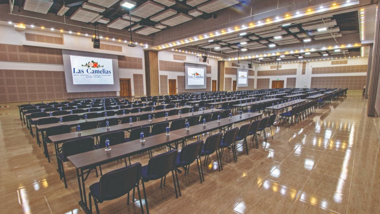 El Hotel cuenta con dos grandes recintos: el primero es el Centro de Convenciones Las Camelias, que puede recibir a 1.400 personas en diferentes espacios cerrados. El segundo es el salón Quindío Internacional, con capacidad para albergar a 400 personas.
