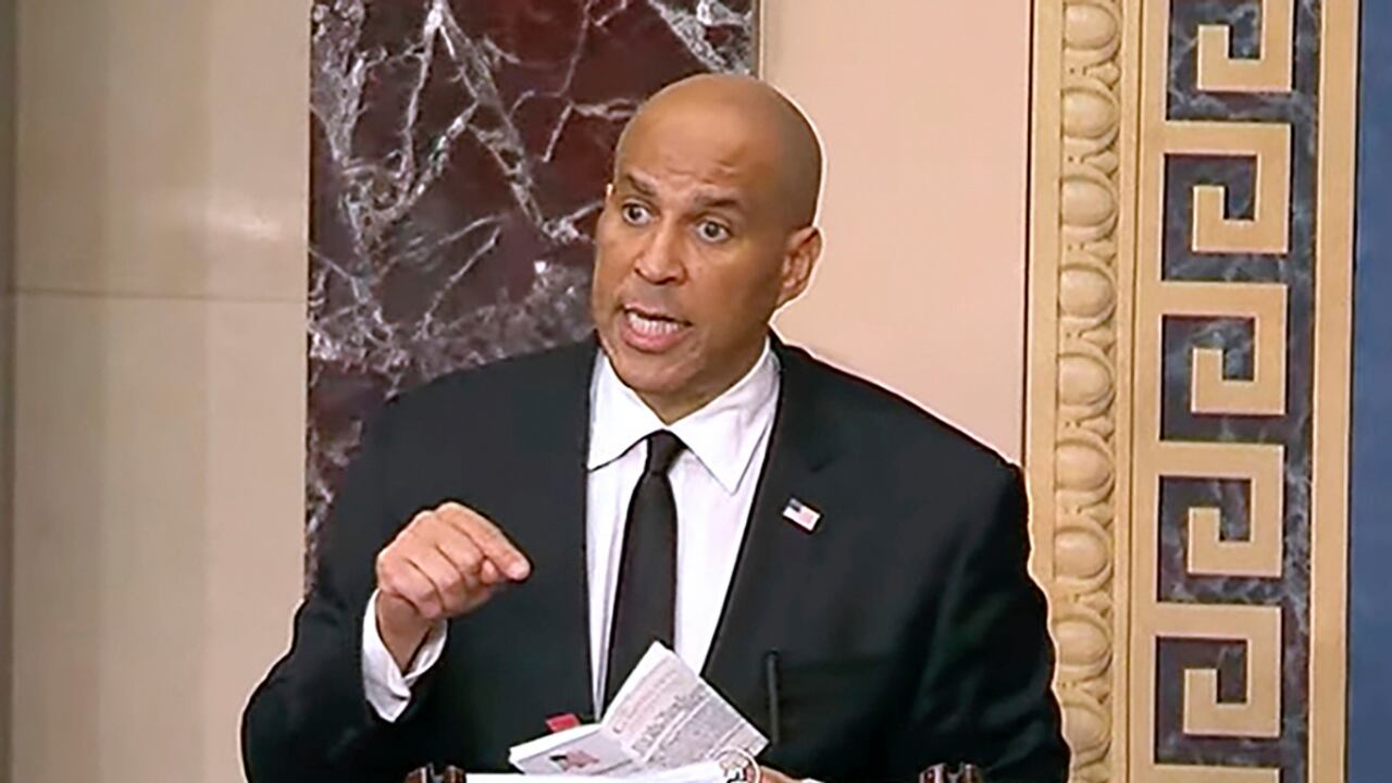 En esta imagen proporcionada por Senate Television, el senador Cory Booker, demócrata por Nueva Jersey, habla en el pleno del Senado, el martes 1 de abril de 2025 por la mañana. (Senate Television vía AP)