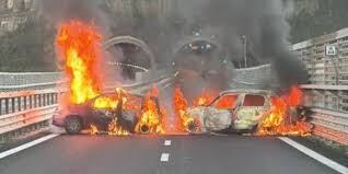 Los delincuentes usaron los vehículos incendiados como barrera.