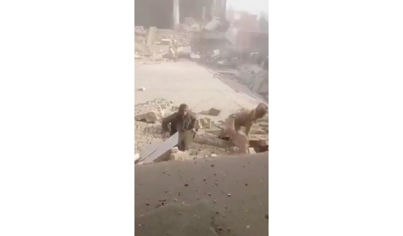 Periodistas que llegaron al lugar de los hechos, pudieron ver cómo salían heridas personas debajo de los escombros