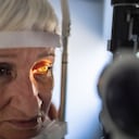 En un principio, los síntomas de las cataratas no suelen ser grandes y esto hace que las personas no se pongan en alerta.