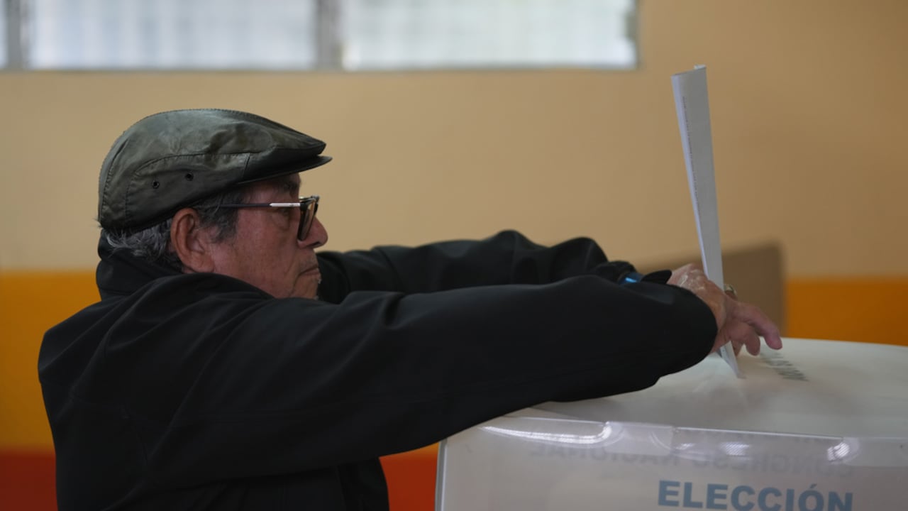 Un votante emite su voto durante las elecciones generales en Tegucigalpa, Honduras.
