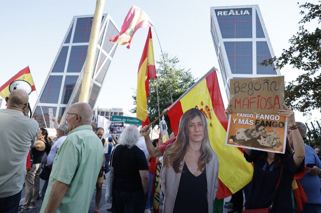 Fuera del tribunal, que era objeto de fuertes medidas de seguridad, algunas personas se manifestaban contra Begoña Gómez con banderas de España y pancartas que la llamaban “mafiosa”.
