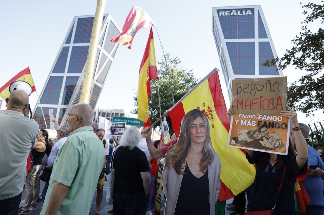 Fuera del tribunal, que era objeto de fuertes medidas de seguridad, algunas personas se manifestaban contra Begoña Gómez con banderas de España y pancartas que la llamaban “mafiosa”.