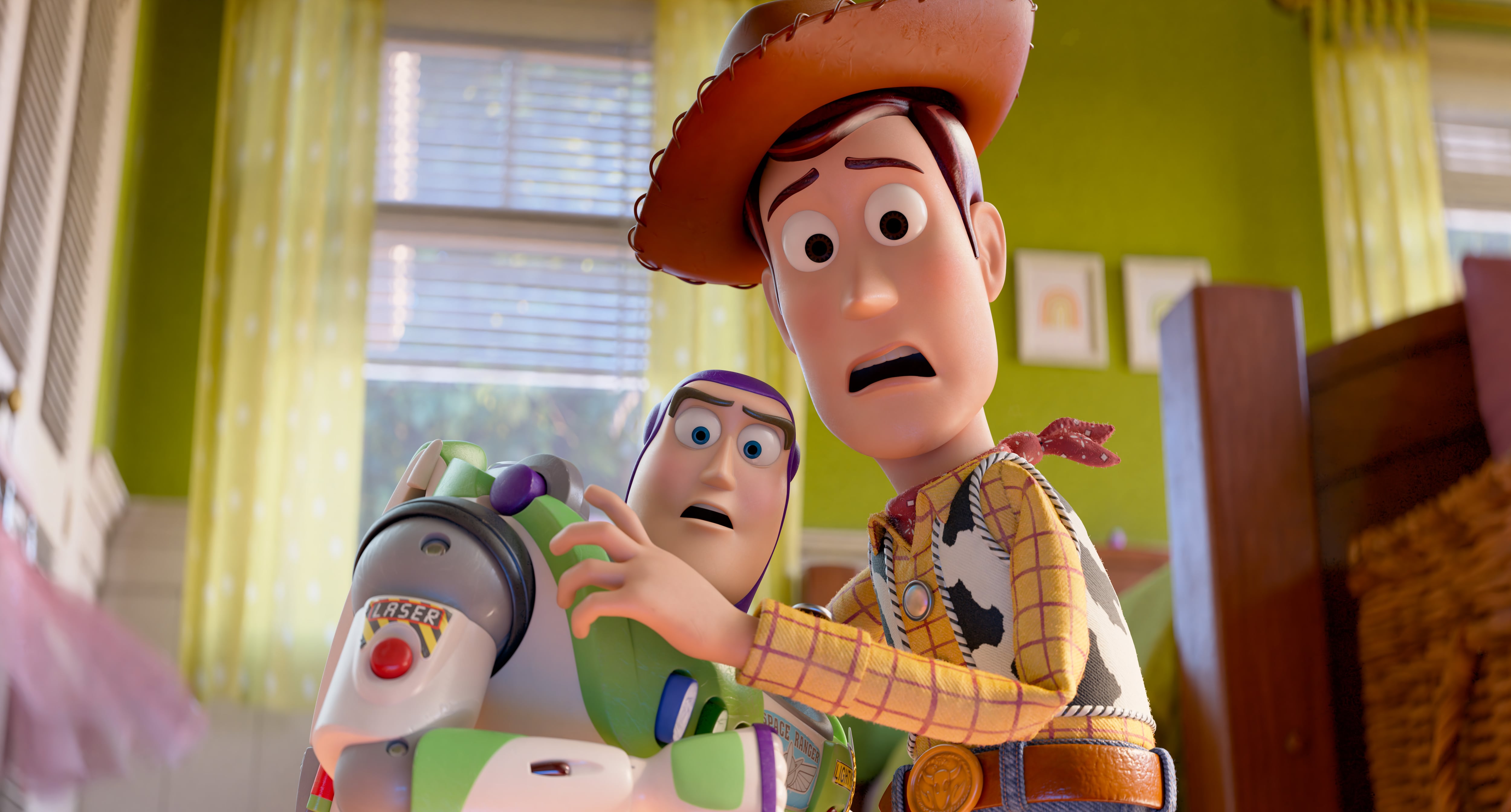 (De izquierda a derecha): Buzz Lightyear (con la voz de Tim Allen) y Woody (con la voz de Tom Hanks) en TOY STORY 5 de Disney y Pixar. Foto cortesía de Disney/Pixar. © 2025 Disney/Pixar. Reservados todos los derechos.