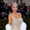 Kim Kardashian en su paso por la alfombra roja de la Met Gala 2022.